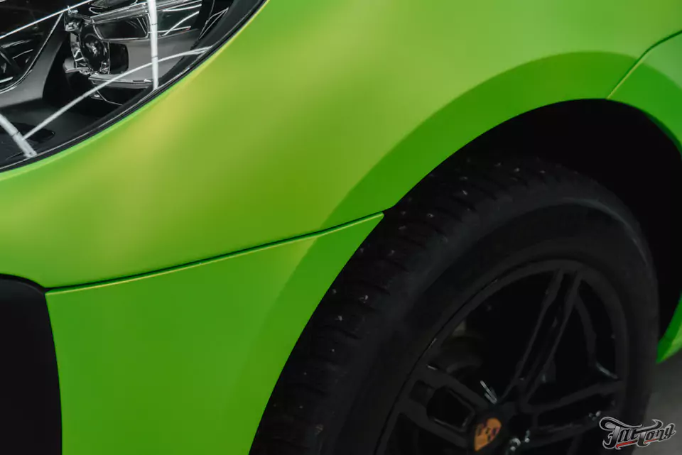 Оклеили Porsche Macan ярко-салатовым винилом и забронировали матовым полиуретаном, окрасили диски в черный глянец, установили ремни безопасности в цвет пленки (напечатали цвет!)